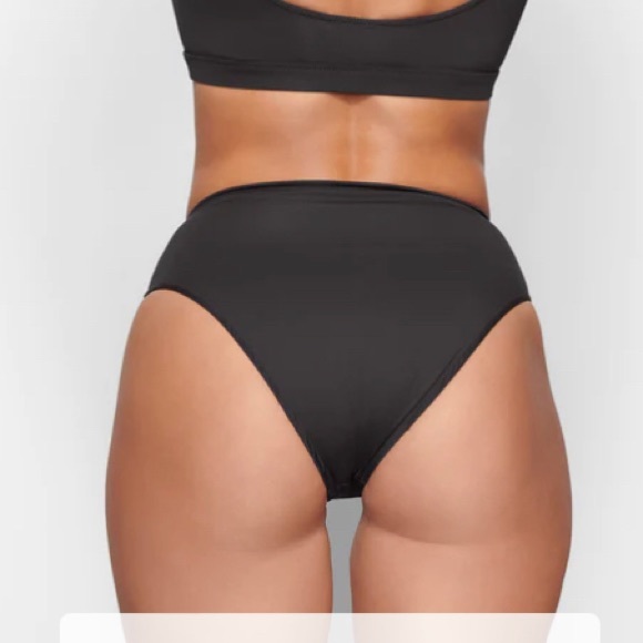 SKIMS recycled swim set cropped tee + mid waist bottom Onyx size M new with tag - Picture 4 of 7